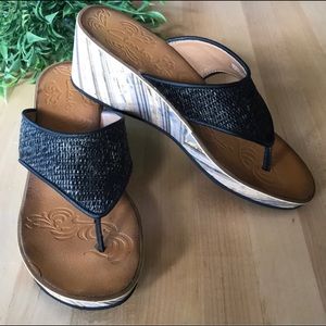 Clark’s Raffia Wedge Thong Sandal size 7.5